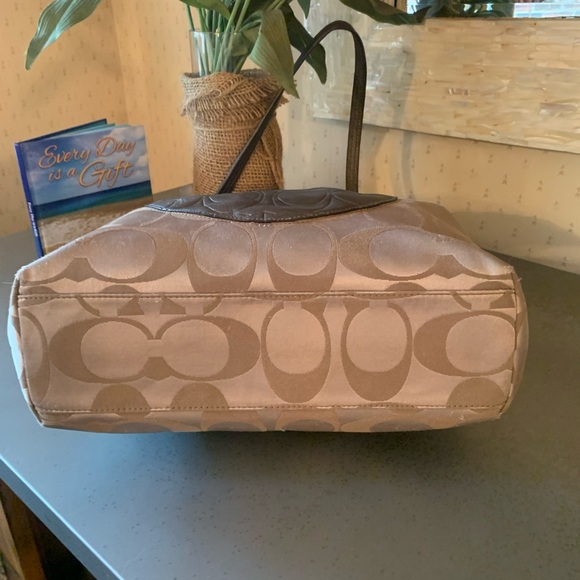 Coach, Signature VINTAGE cloth TOTE, Large C pattern, Taupe colored leather. - Picture 7 of 9